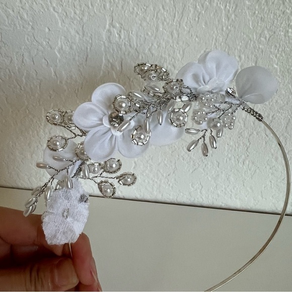 Girls floral jeweled headband hair accessory .  NWOT - Picture 4 of 9
